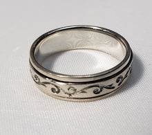 Load image into Gallery viewer, Size 6, Artisan Crafted Sterling Silver &quot;Tribal Design&quot; Spinner Ring 4+ gms of .925